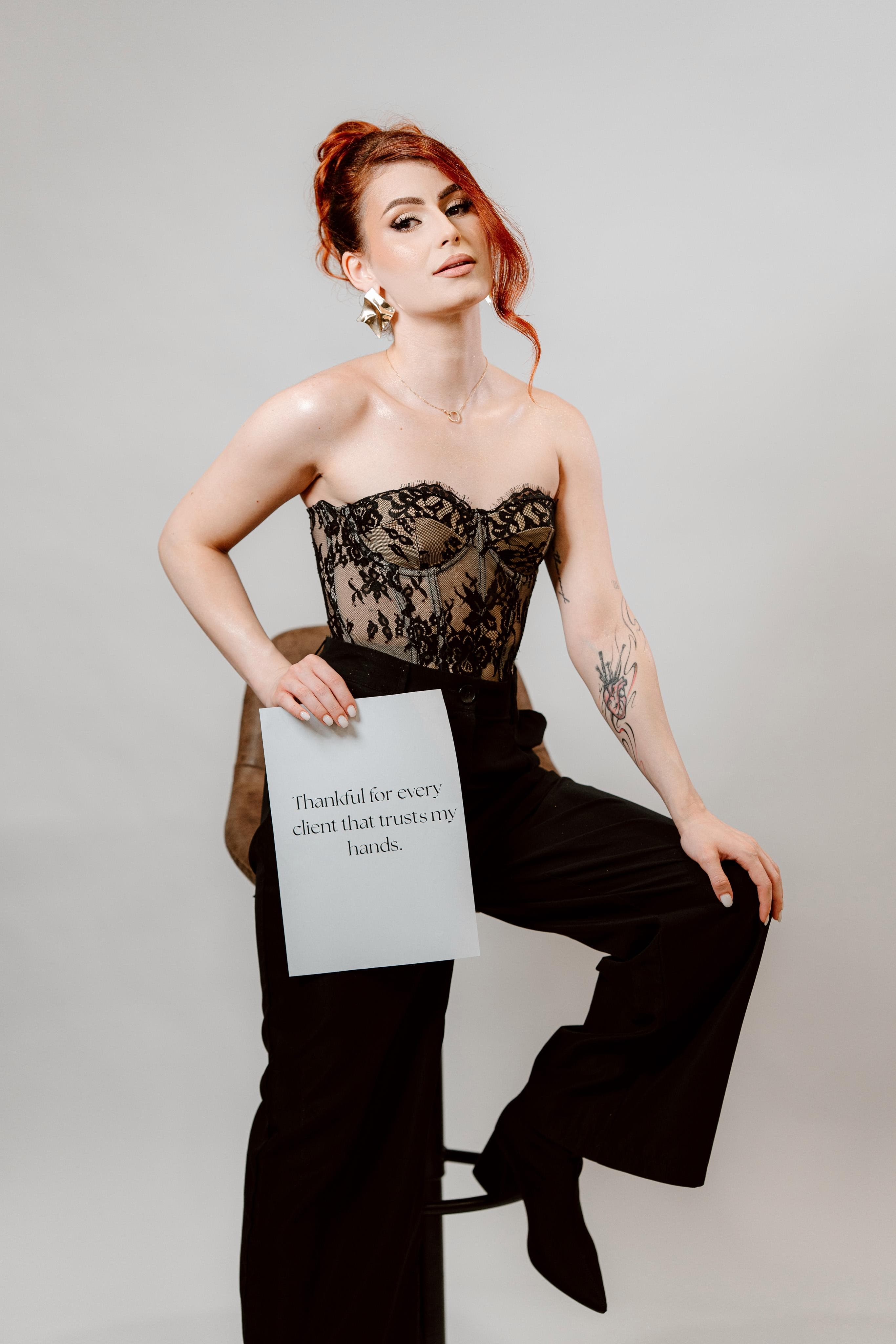 Diana Gruianu ținând un afiș cu textul "Thankful for every client that trusts my hands"