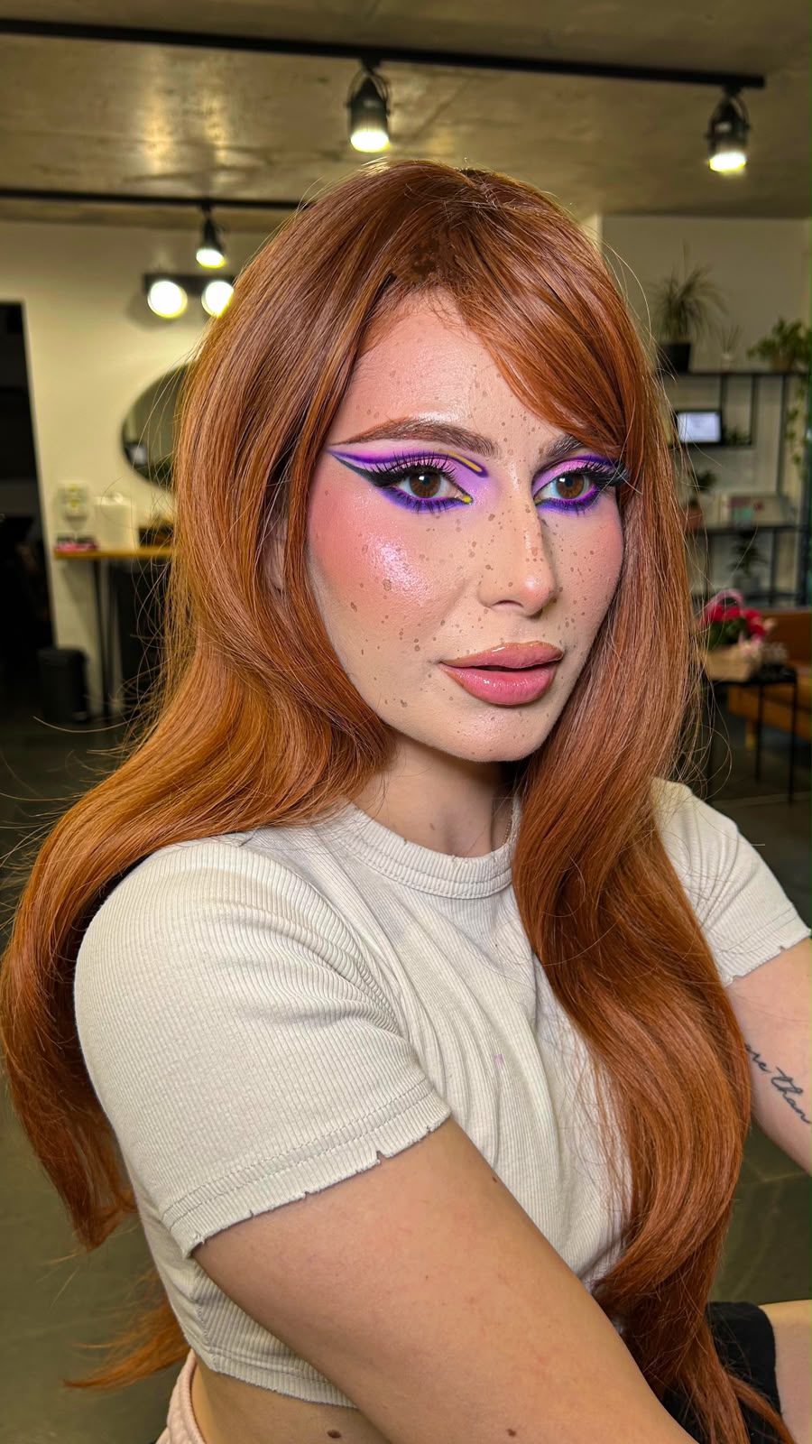 Machiaj grafic cu eyeliner mov