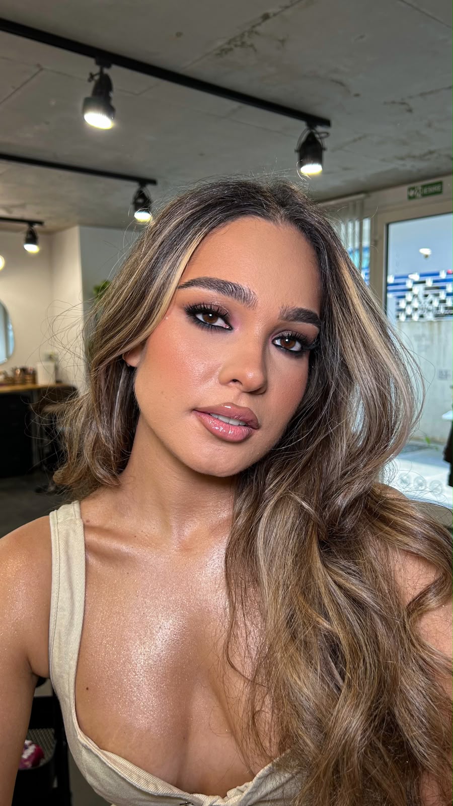 Machiaj smokey eye, ten luminos