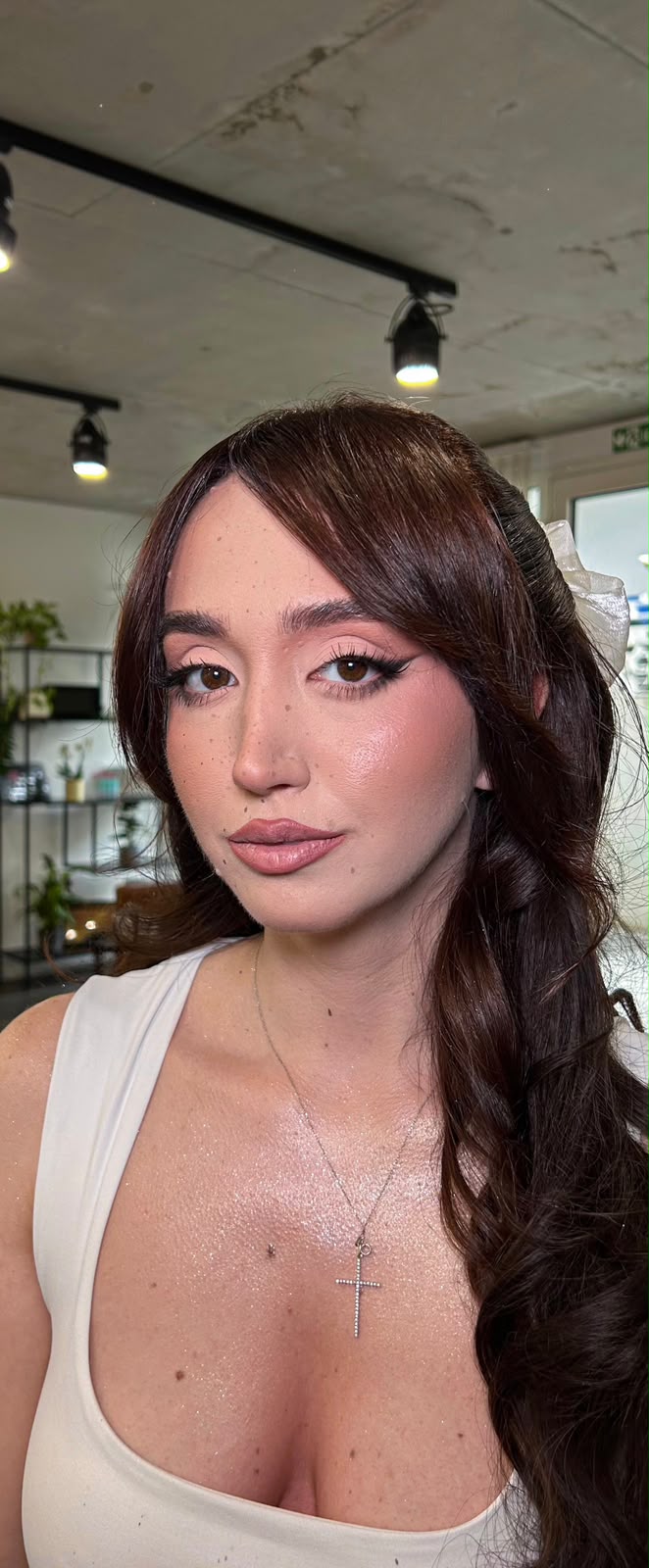 Machiaj soft glam, păr ondulat brunet