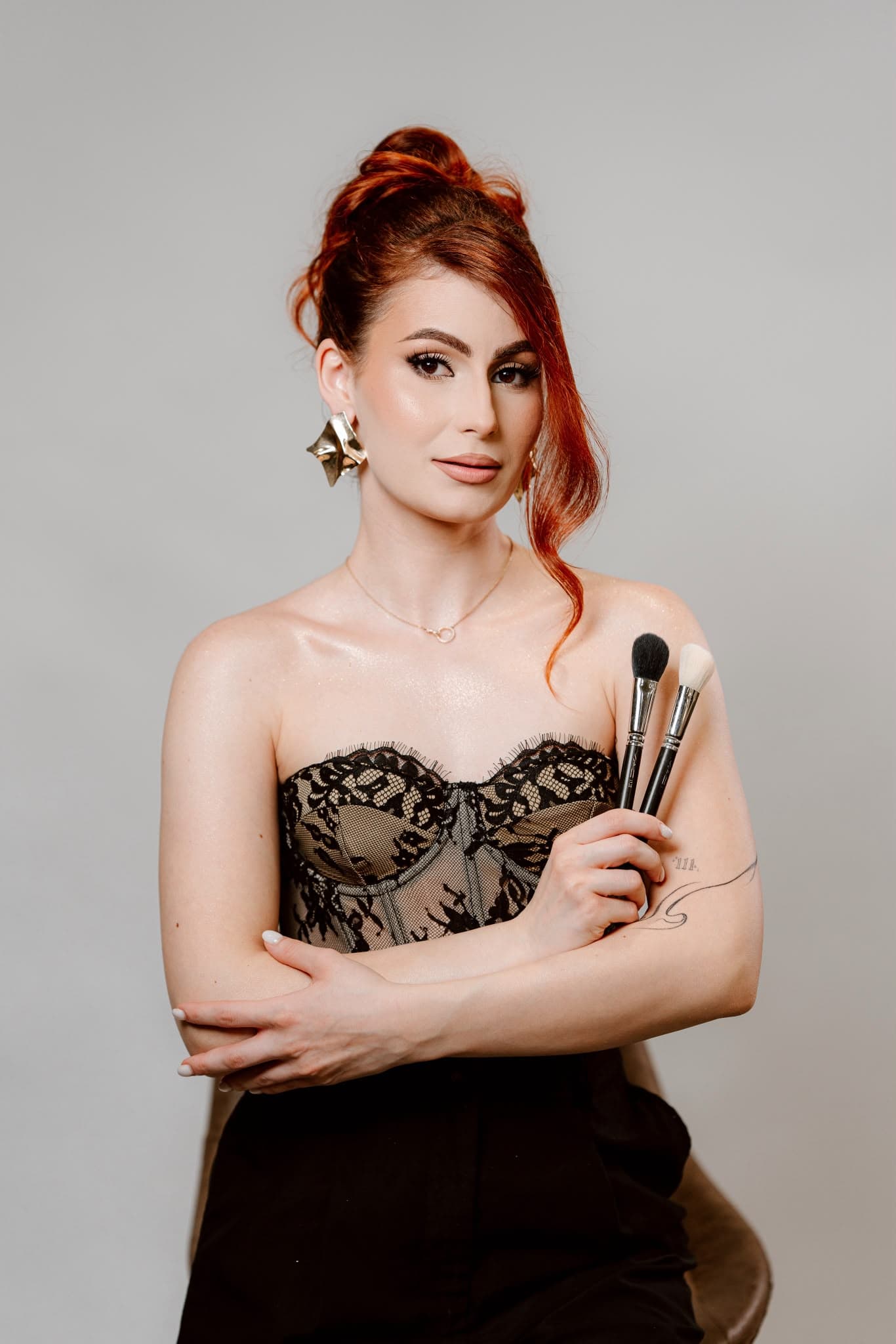 Diana Gruianu, așezată, cu pensule de machiaj